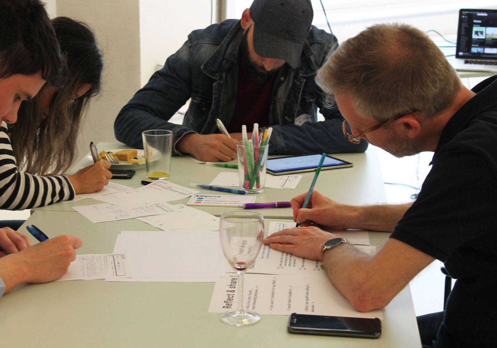 Deelnemers aan een workshop vullen individueel een template in.