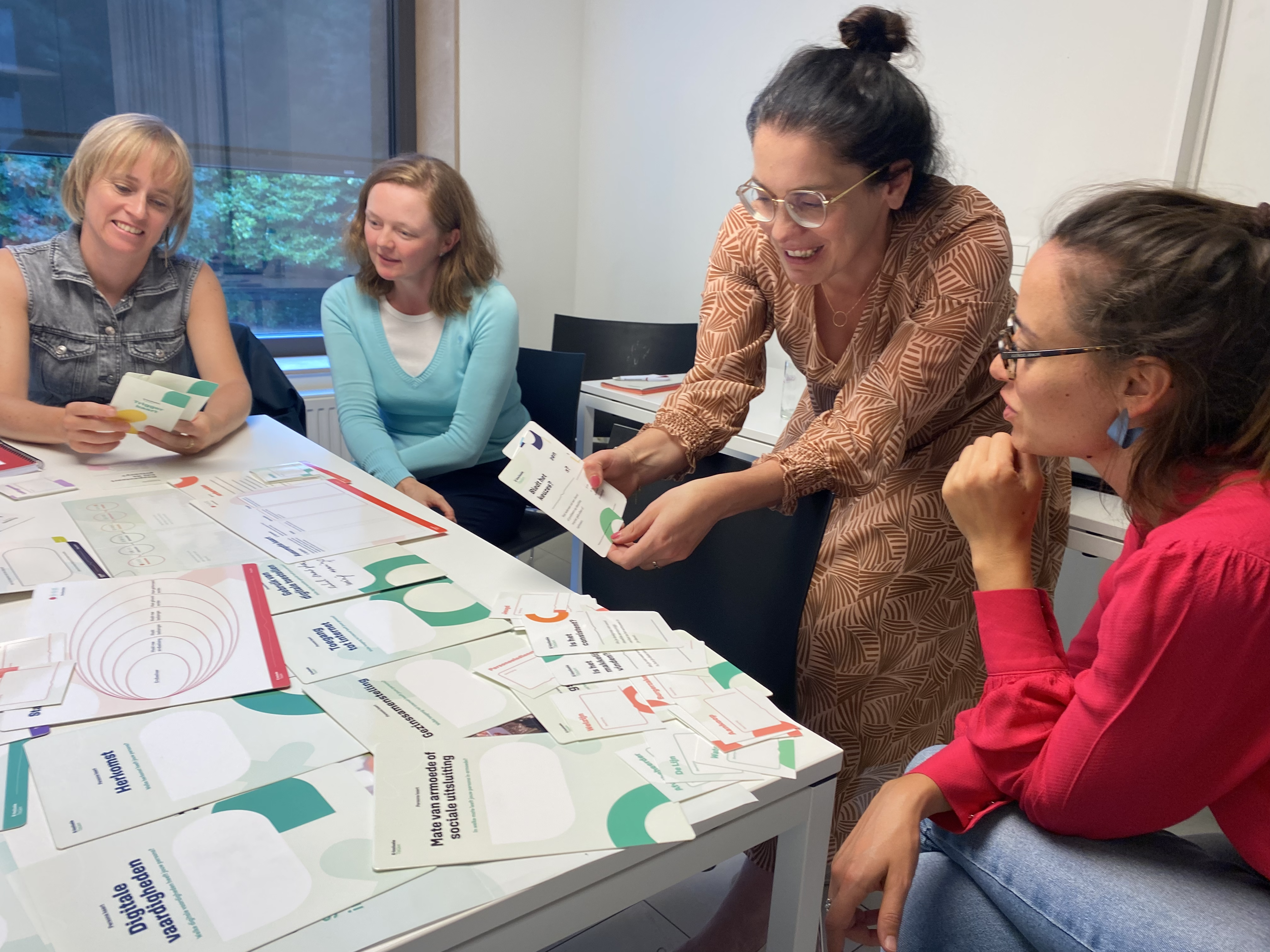 Een team gaat aan de slag met templates uit de toolbox mensgericht ontwerpen
