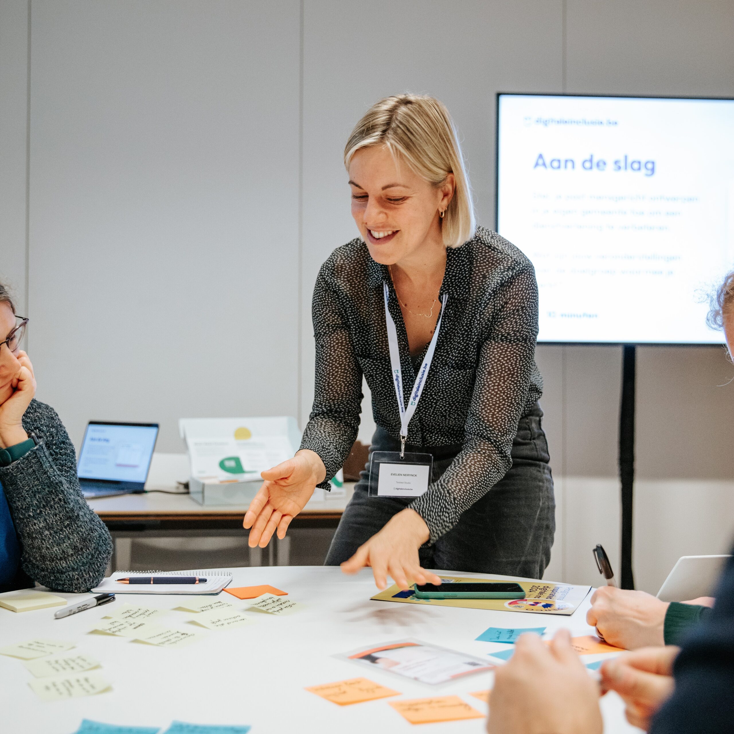 Evelien geeft een groep van 4 deelnemers uitleg tijdens een opdracht