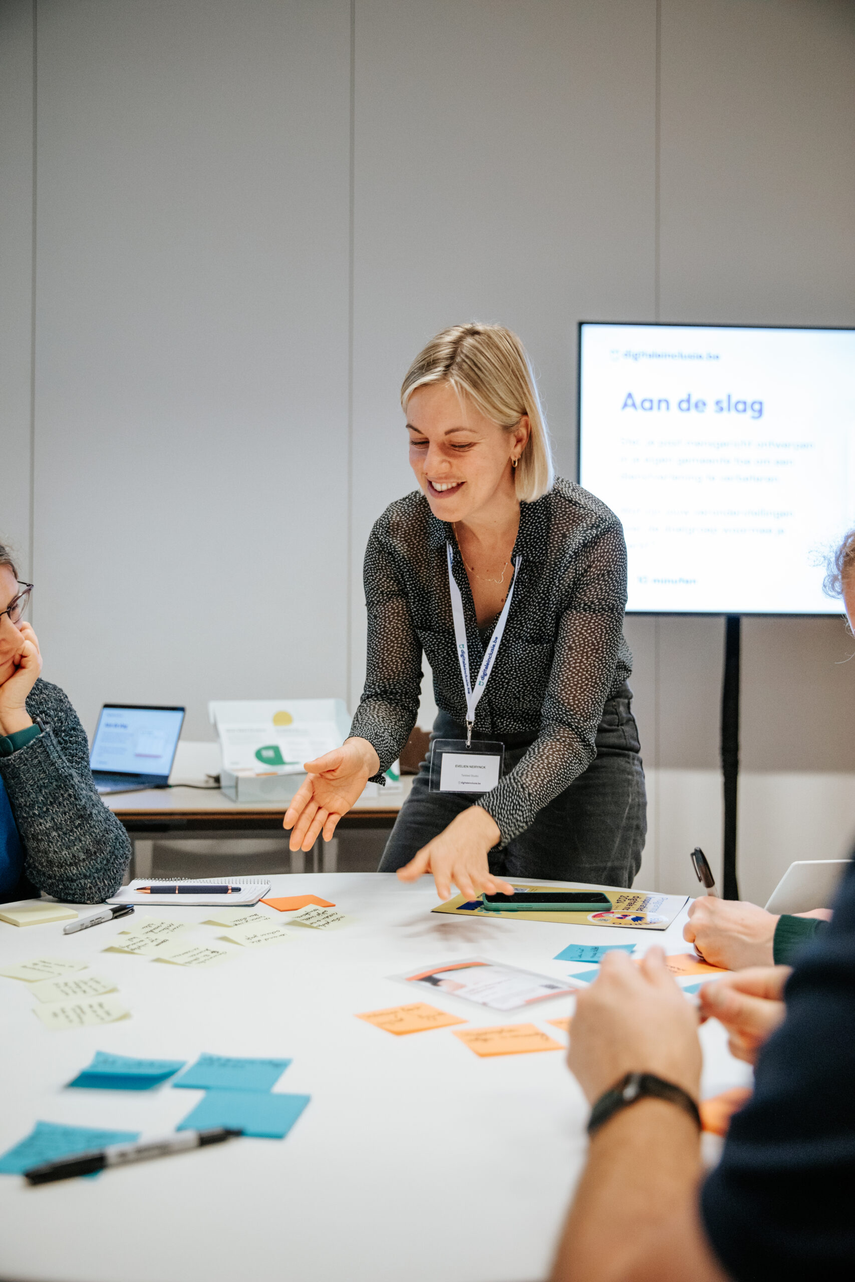Evelien geeft uitleg bij een oefening