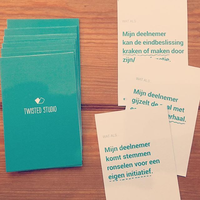 Een stapel kaartjes met logo van Twisted Studio met daarop prompts die starten met Mijn deelnemer...