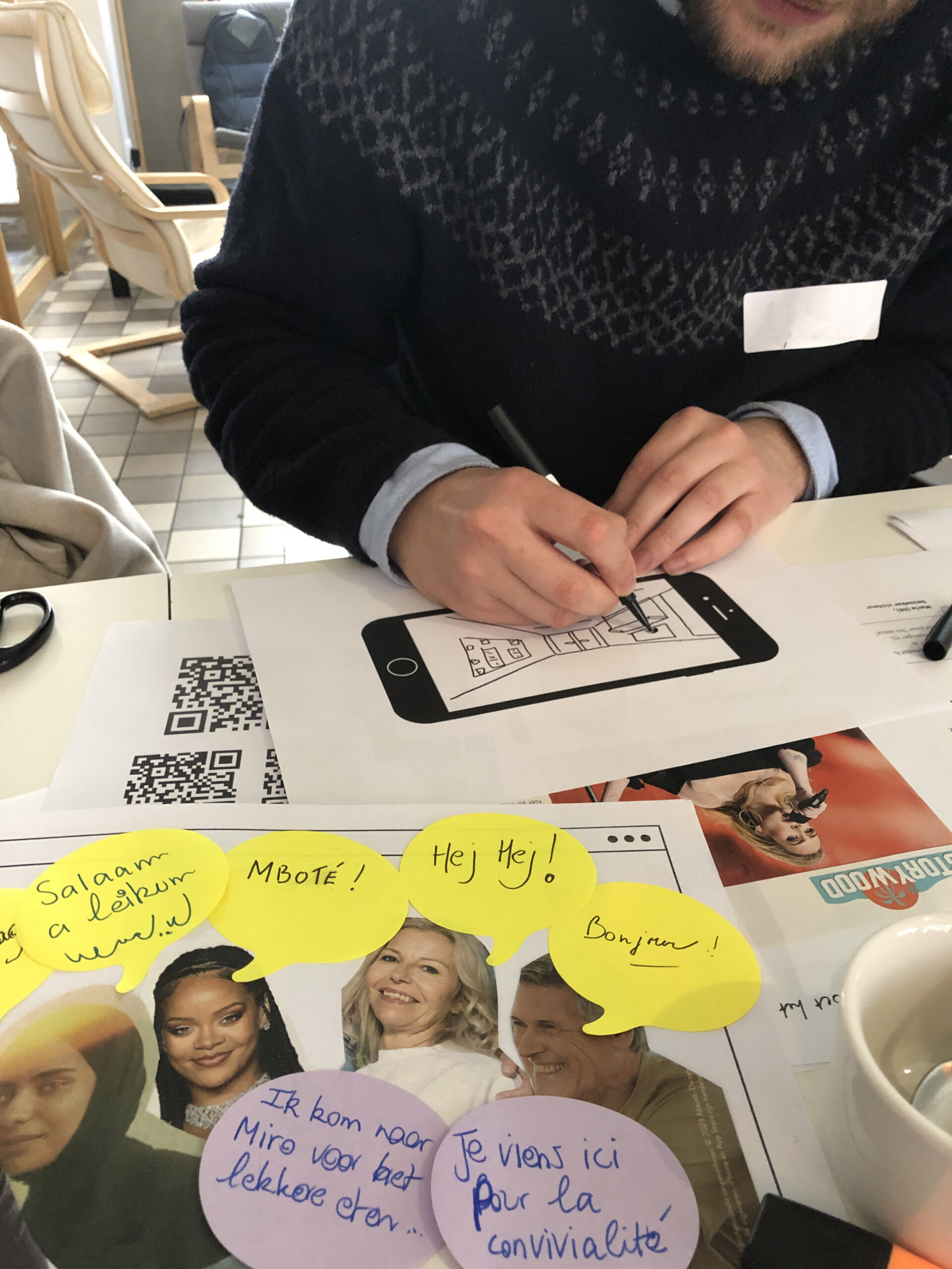 Een deelnemer aan de ideatie workshop werkt een prototype van de website uit